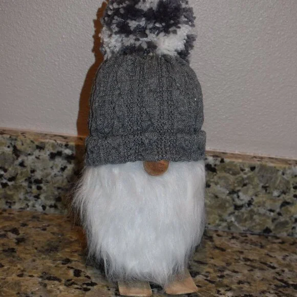 Very Cute MeraVic Winter Gnome on Skis - Picture 1 of 4